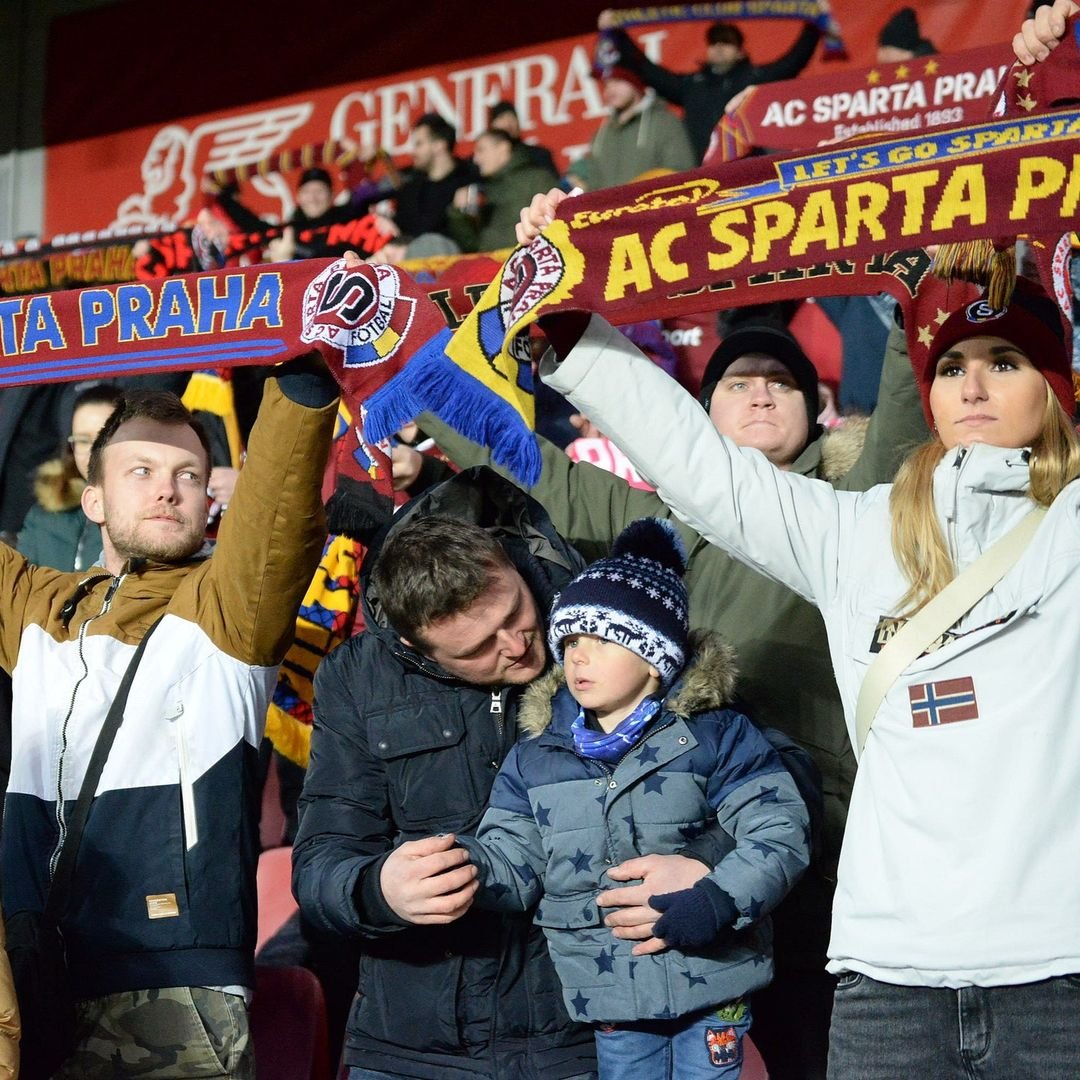 Konečně mohl přijít včera na Letnou větší počet fanoušků a všichni jsme doufali, že před početnější domácí kulisou se naši fotbalisté hecnou k mnohem lepšímu výkonu, než v posledních zápasech, leč vše zůstalo při starém. Respektive, ne že by to hráči na trávníku nějak flákali, ale prostě ten chaos, ta nekvalita, nesouhra, to prostě hrozně bije do očí. Pořád. Tam není systém, tam nejsou nacvičené signály, míč odskakuje od nohou, hráči snad nevědí, co mají hrát. Tohle nezakryje ani vítězství 2:0. Navíc soupeř nás mohl párkrát i pěkně vytrestat. Takže zaplať pán bůh za tři body, ale to je asi tak vše. Díky všem, co včera dorazili Spartu na Letnou podpořit a uvidíme se už ve středu na stejném místě ??? Celou velkou kompletní fotogalerii z tohoto zápasu Sparta - Zlín na Letné si můžete prohlédnout na našem webu spartaforever.cz #acsparta #spartaforever #fortunaliga #SPAzli #spartatempo